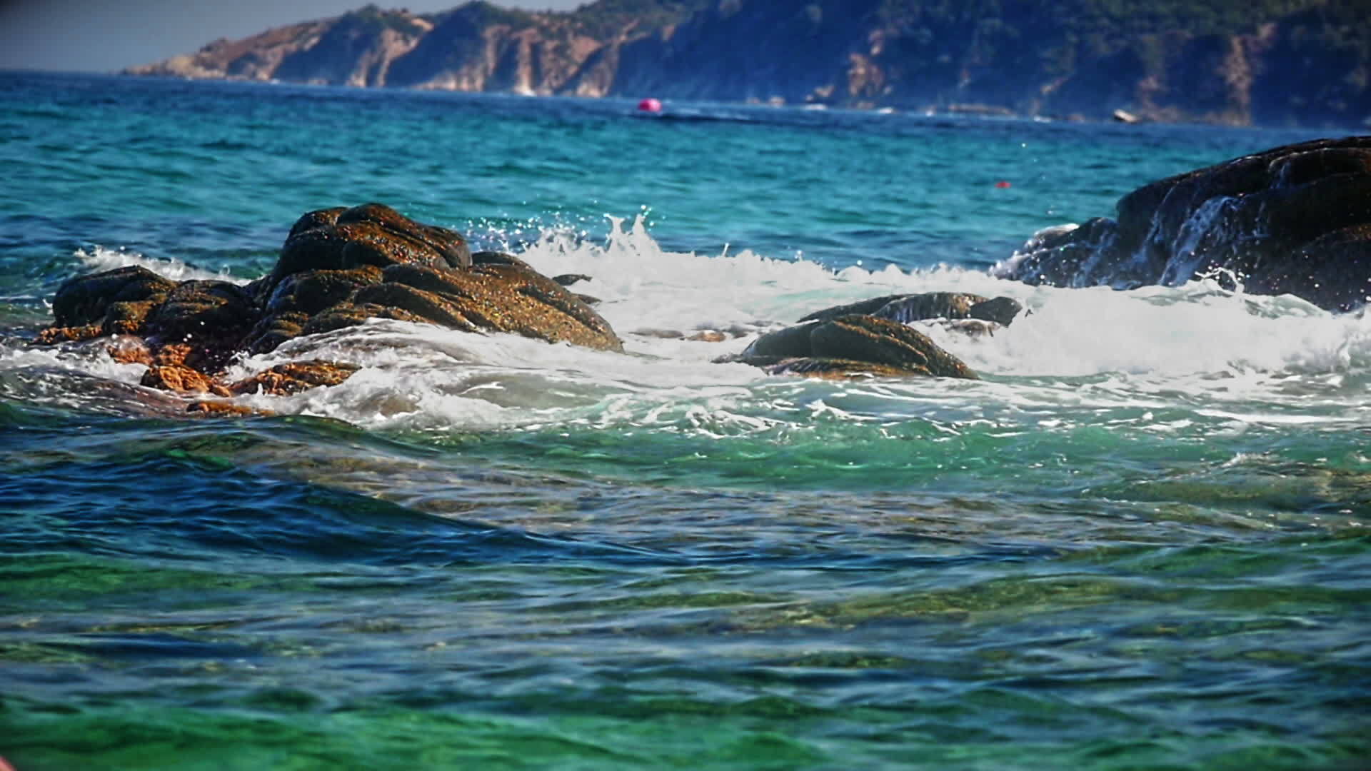 海中岩石上的海浪视频的预览图
