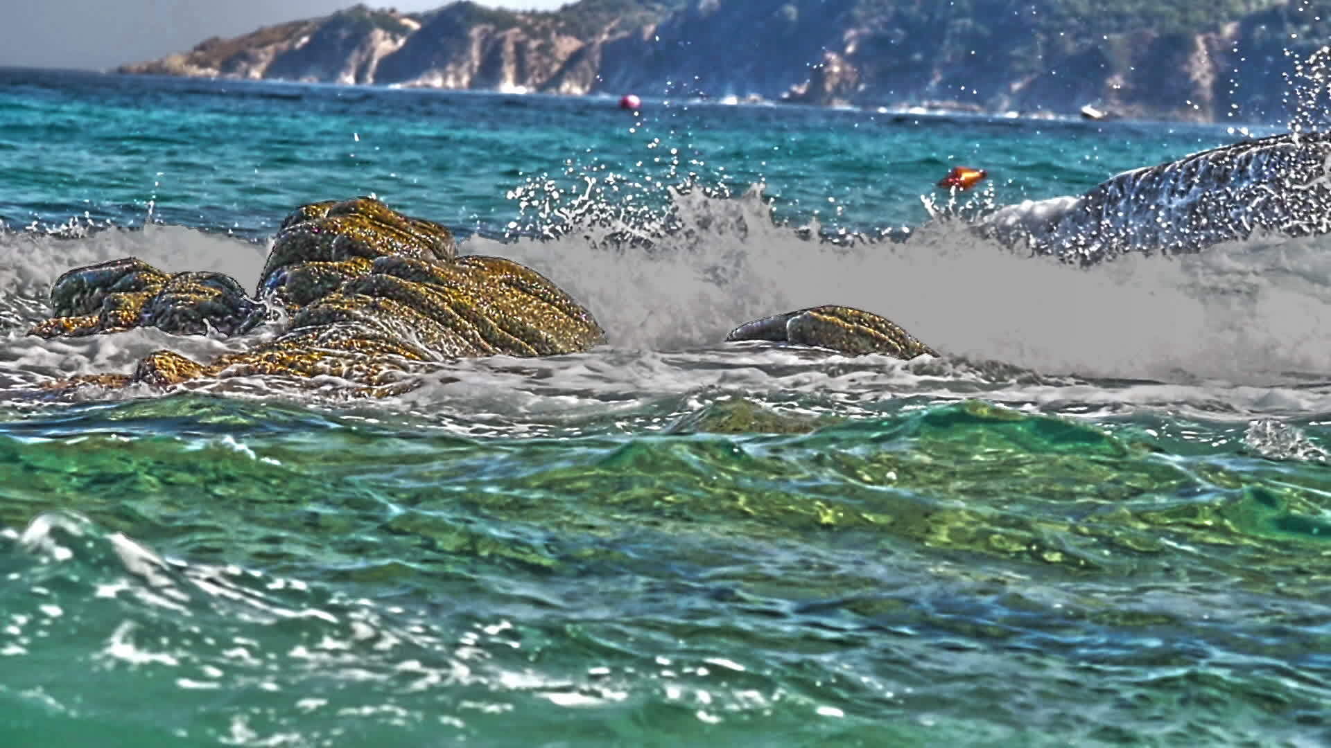 海中岩石上的海浪视频的预览图