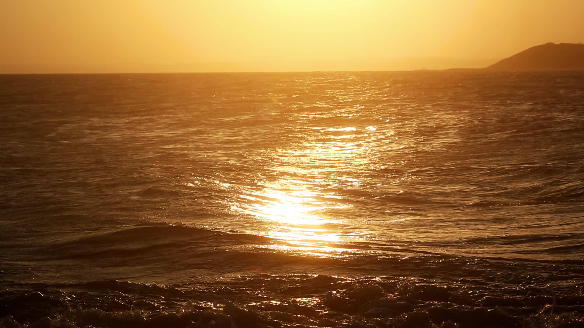 日落在太阳的金光中视频的预览图