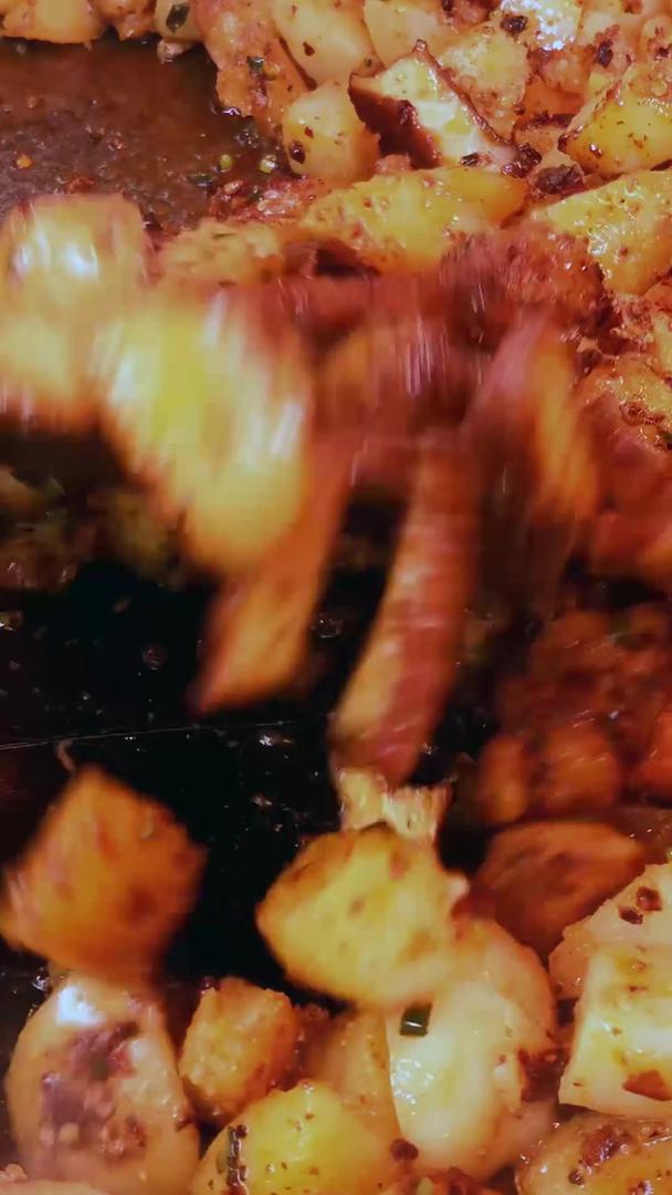 炒土豆的实拍美食视频的预览图