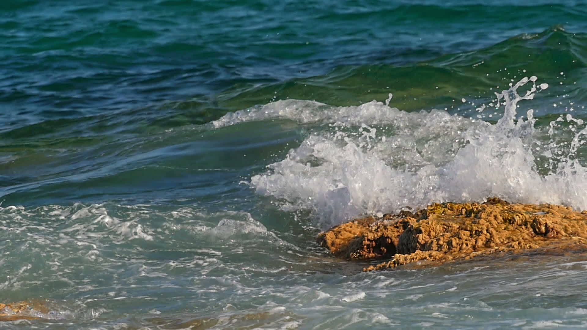 海中岩石上的海浪视频的预览图