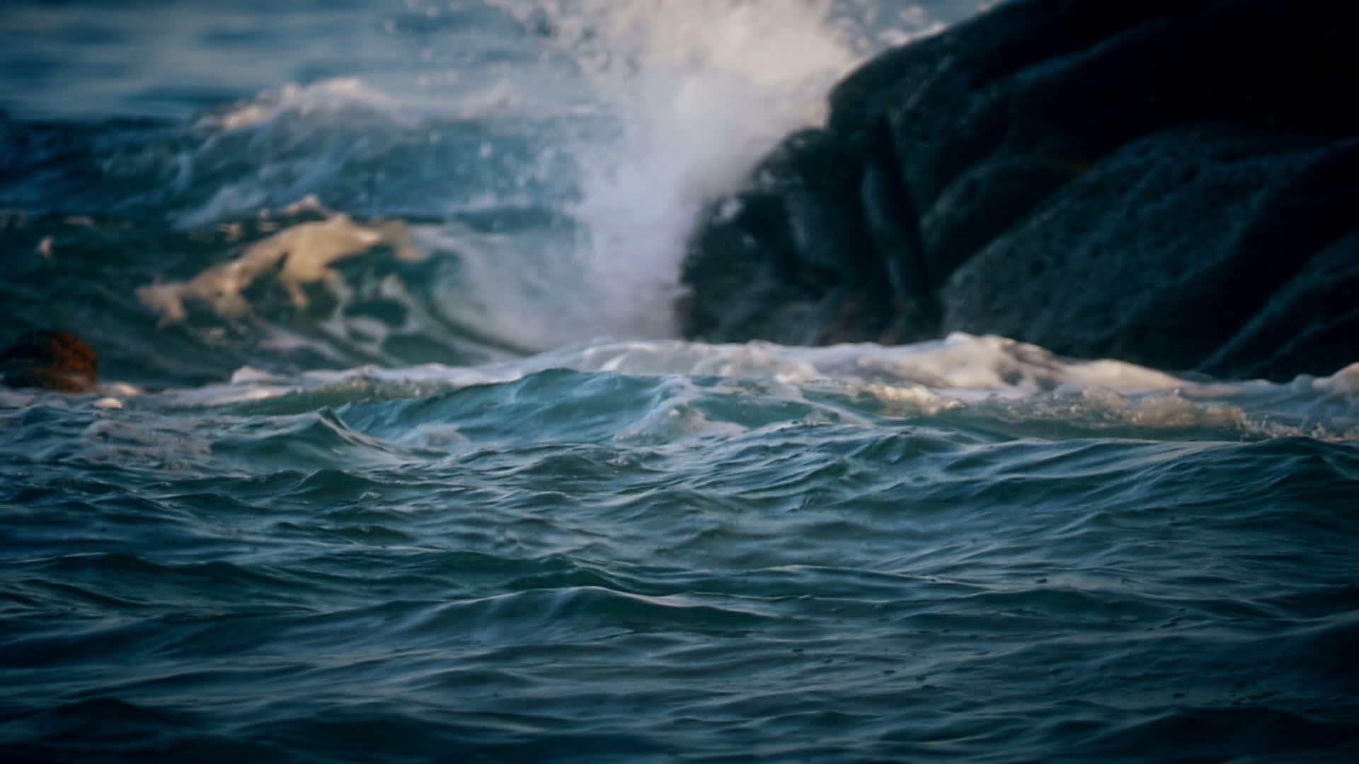海中岩石上的海浪视频的预览图