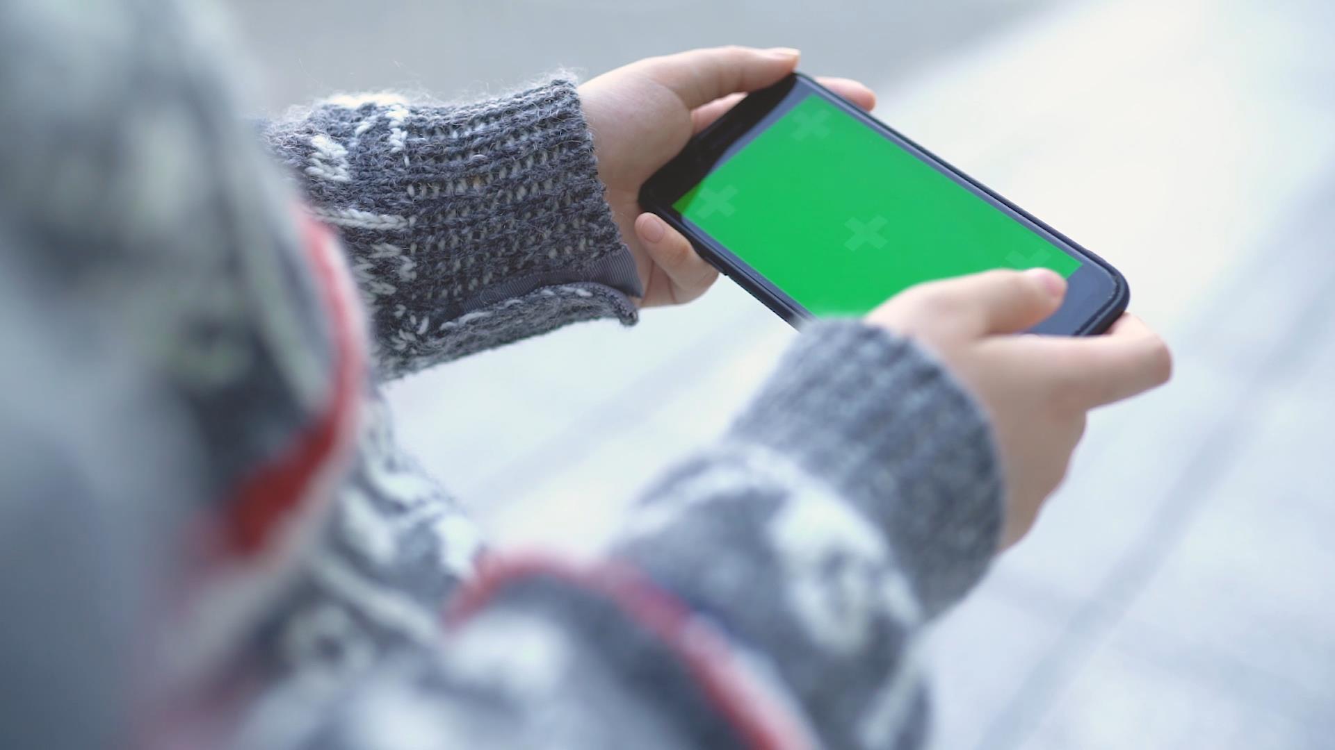手操作含有绿屏手机视频的预览图