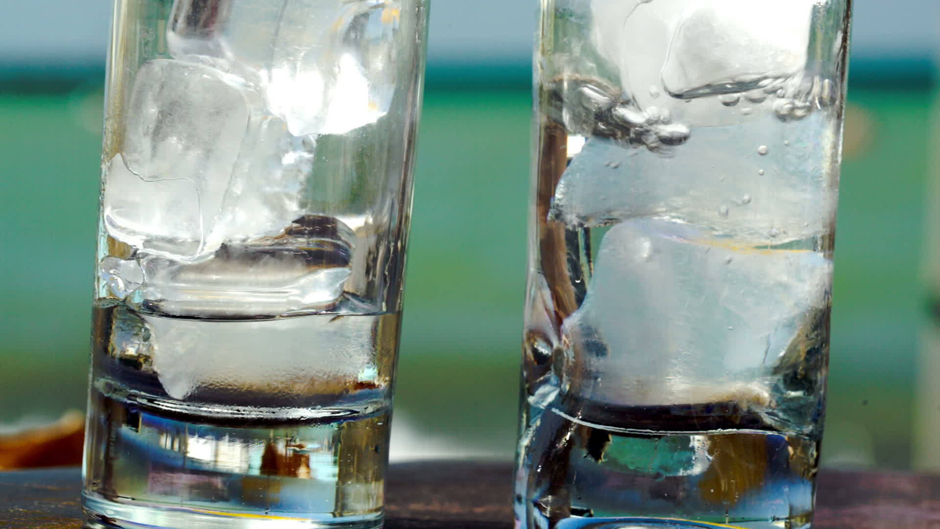 将水倒入带冰的玻璃杯中视频的预览图