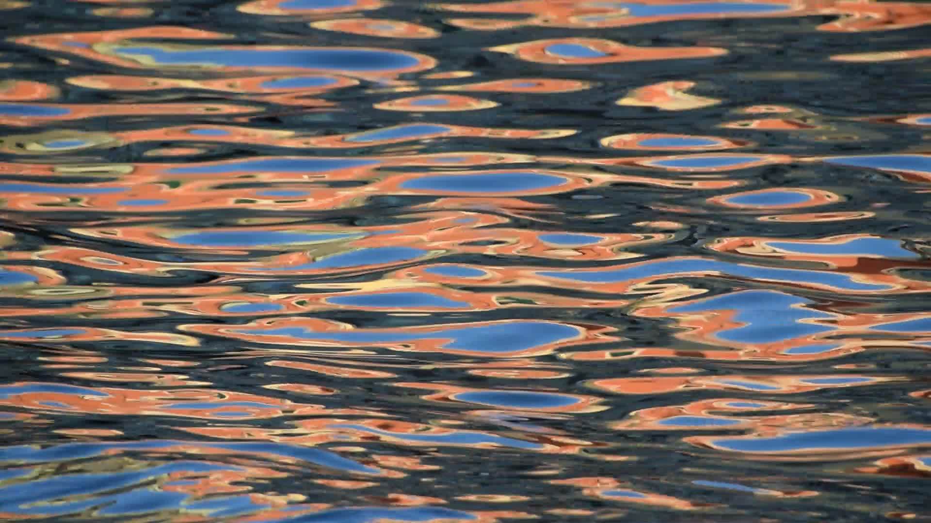 多彩的波纹在水面上流动视频的预览图