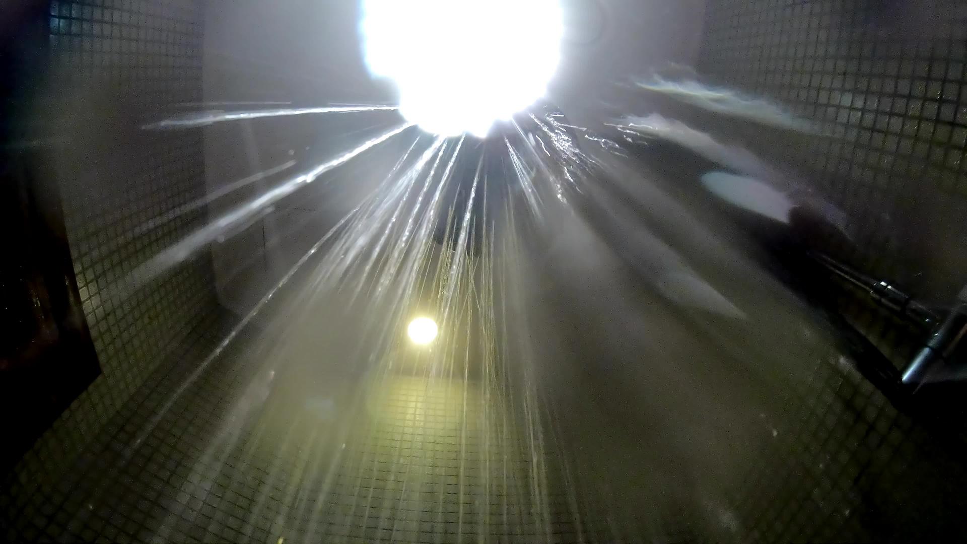 黑暗淋浴与水流缓慢移动进入摄像机视频的预览图