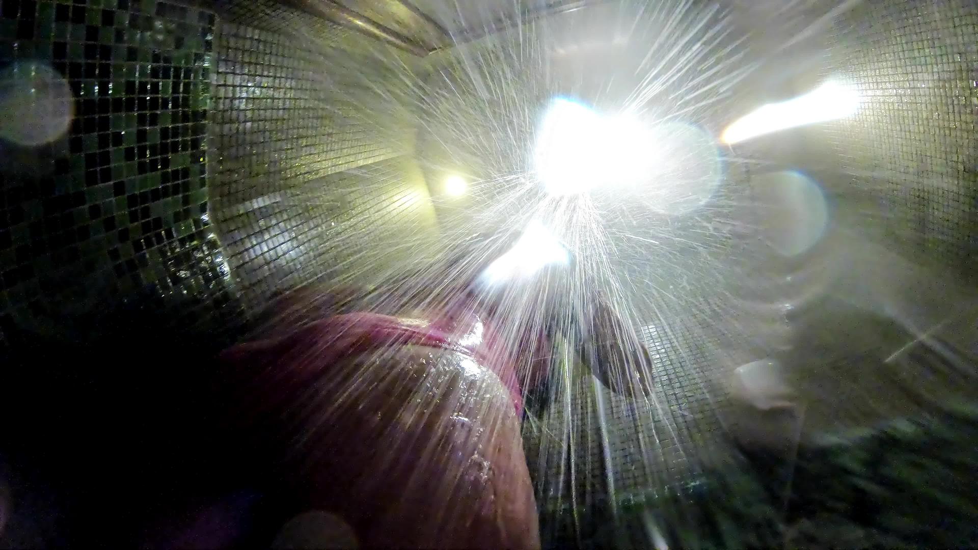 女性在室内黑暗淋浴下洗澡超级慢动作240英尺视频的预览图