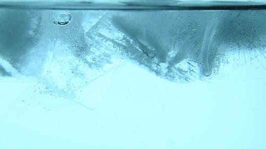 清冰立方体漂浮在蓝色的水中视频的预览图