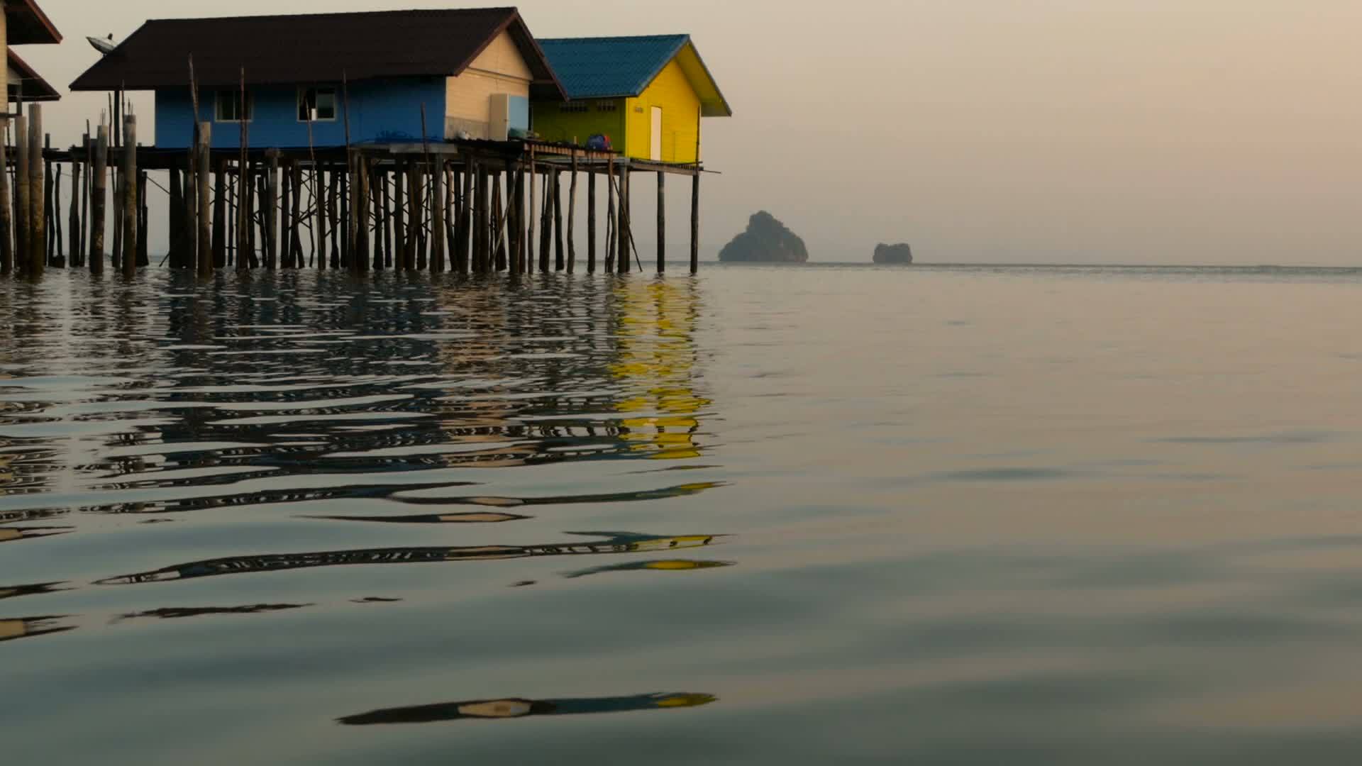 日落时渔民的房子在水边升起视频的预览图