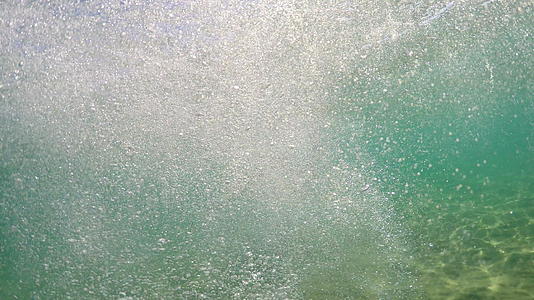 游泳者的水下气泡跟随镜头视频的预览图
