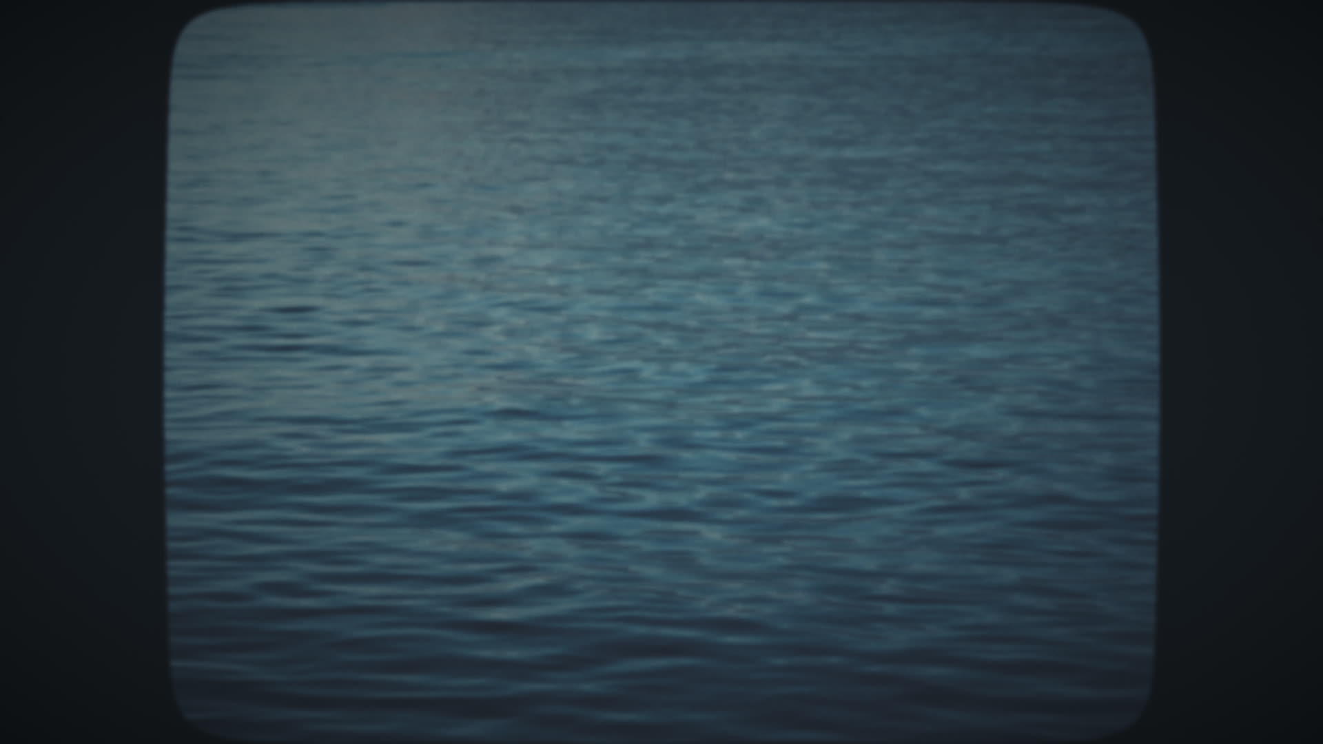 湖中平静的蓝水视频的预览图