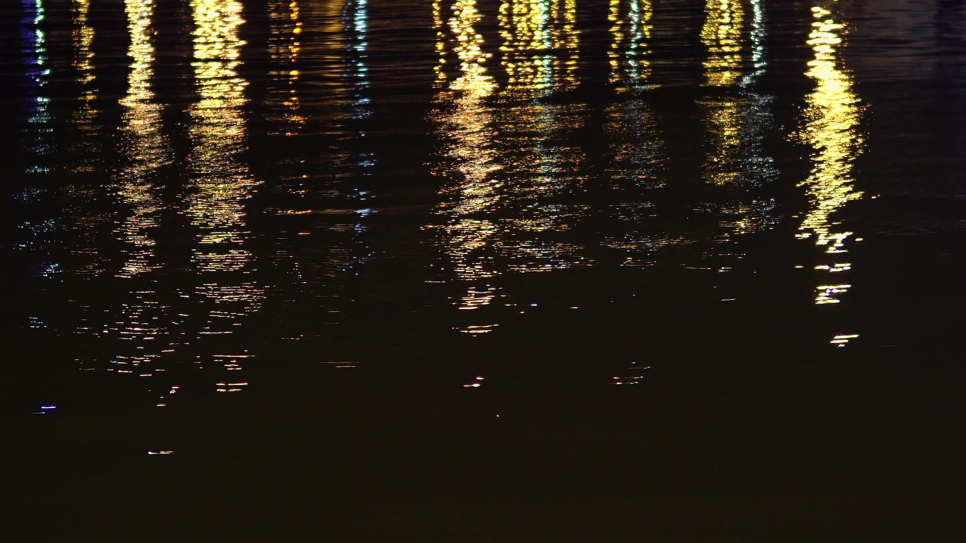 夜间光线以水为焦点反射浅地视频的预览图