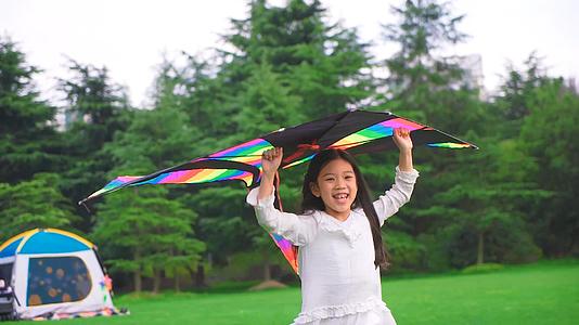 小女孩拿着风筝玩视频的预览图