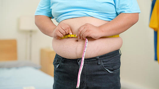 4k减肥瘦身胖子使用皮尺量腰围视频的预览图