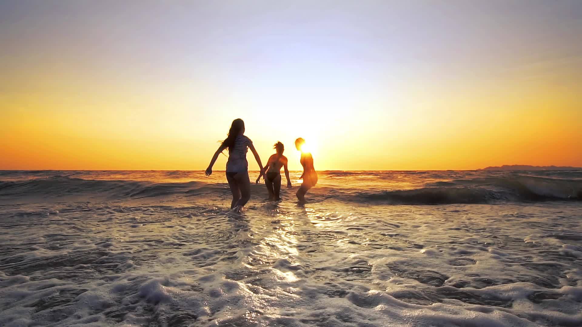 年轻人在日落时跳入海洋的休眠电影拍摄视频的预览图