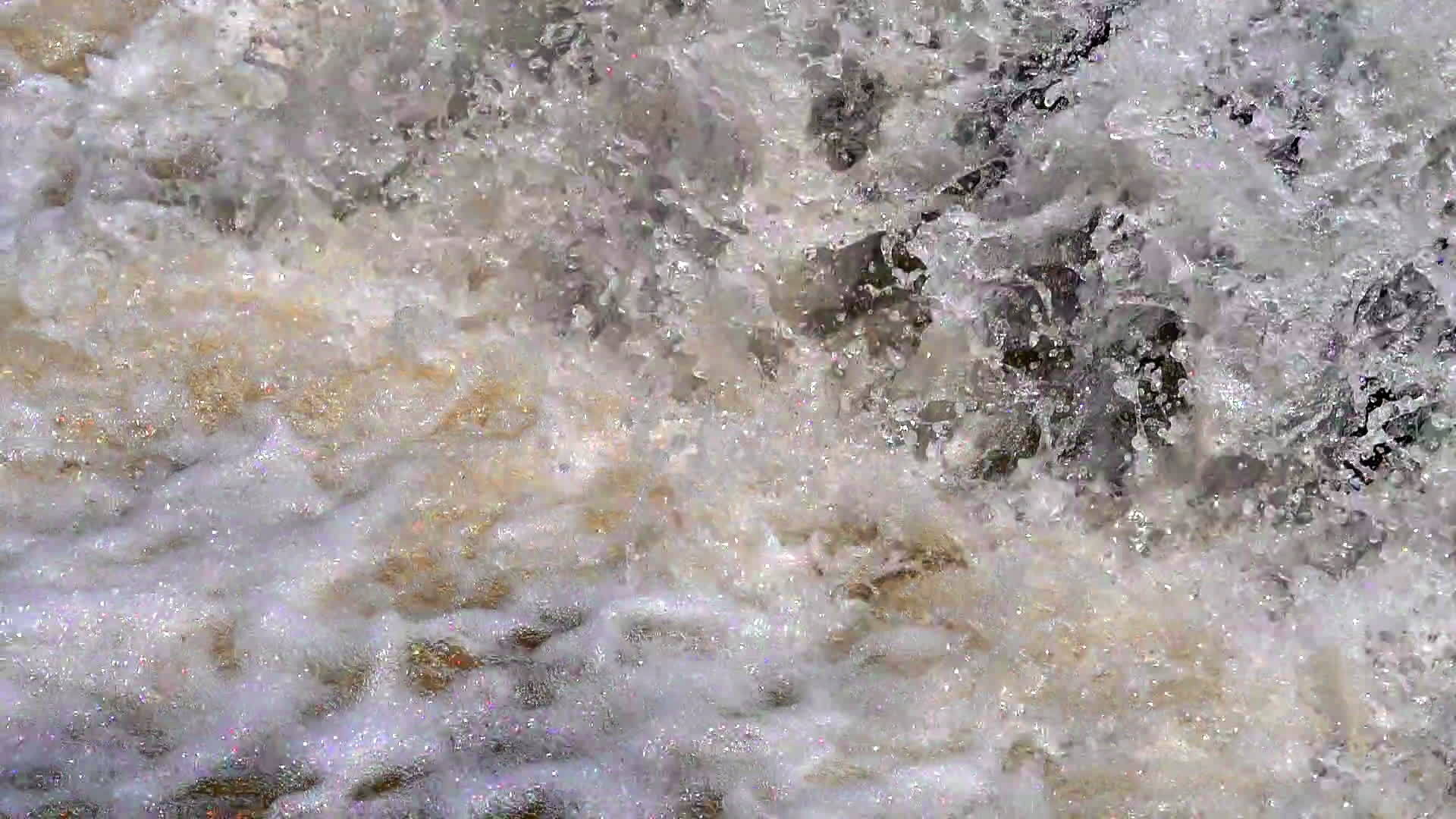 河水级联喷泉运动缓慢视频的预览图