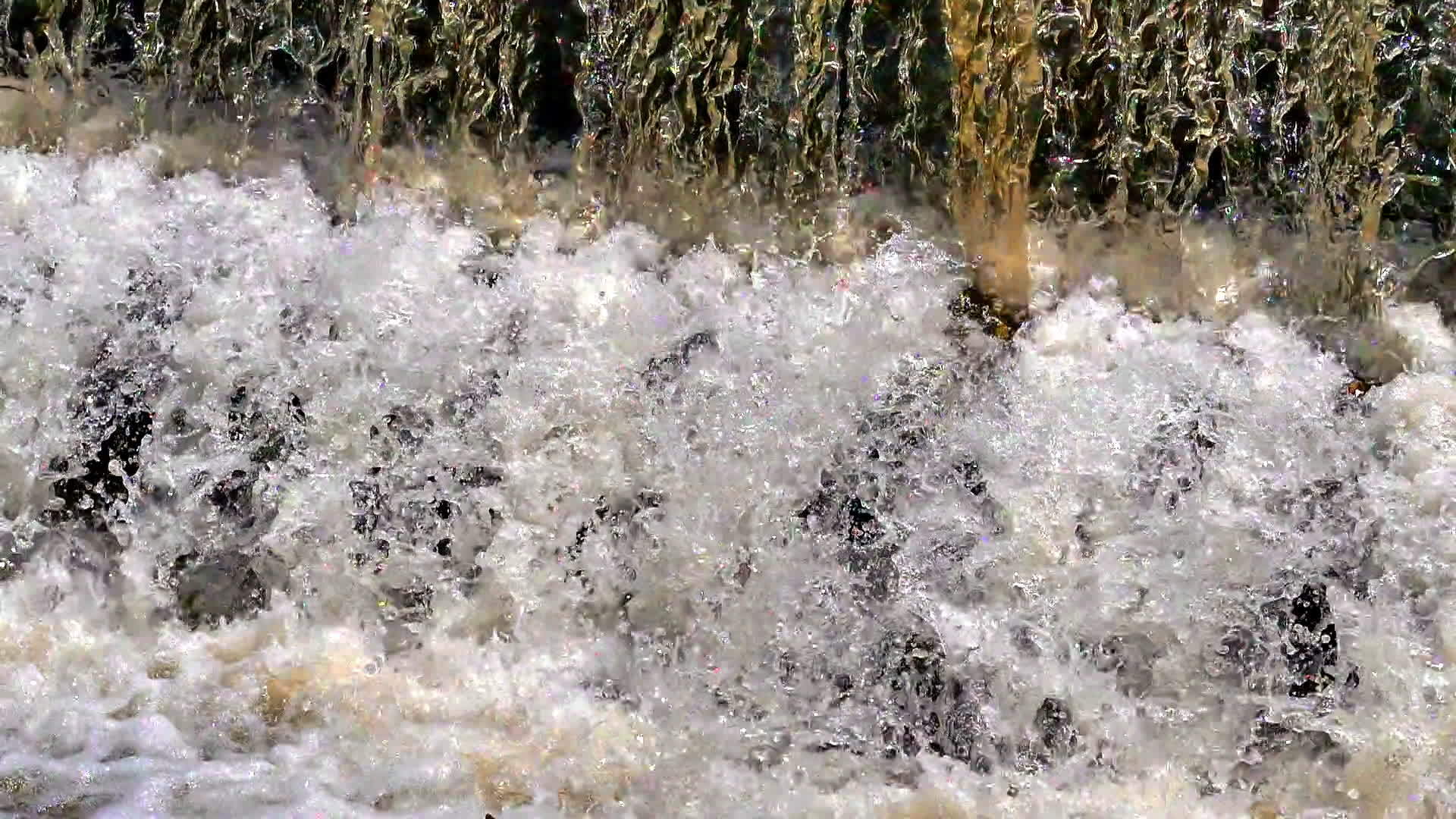 河水级联喷泉运动缓慢视频的预览图
