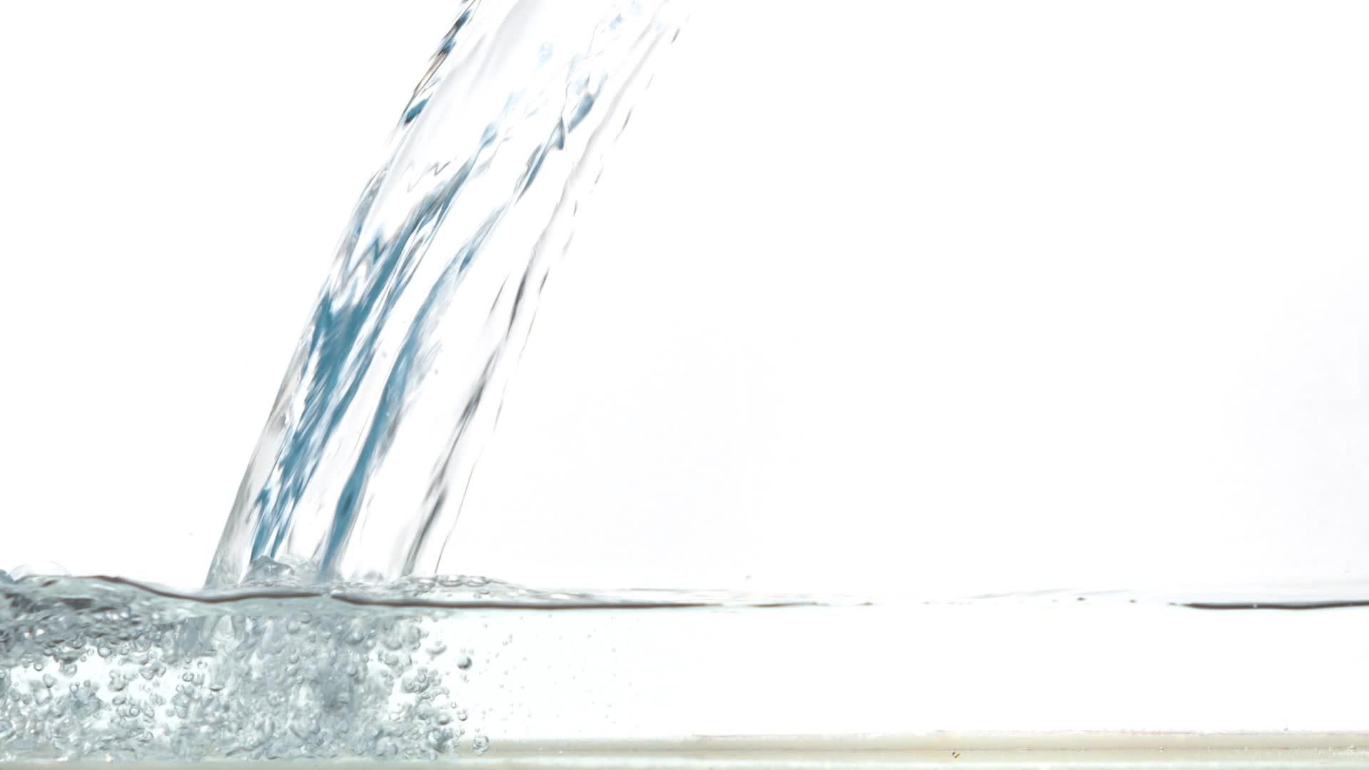 泉水从沸水罐中流出视频的预览图