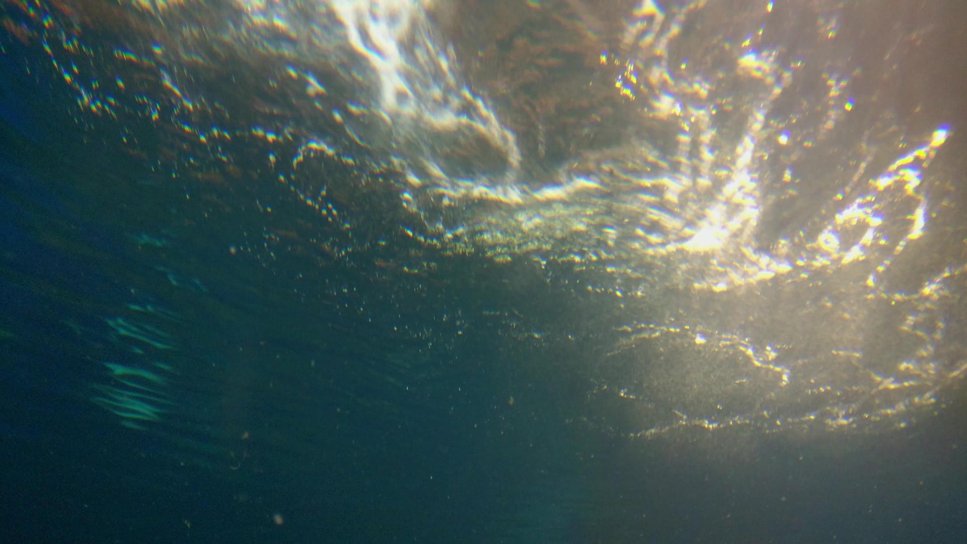 相机的底部视图湖中的大水流视频的预览图