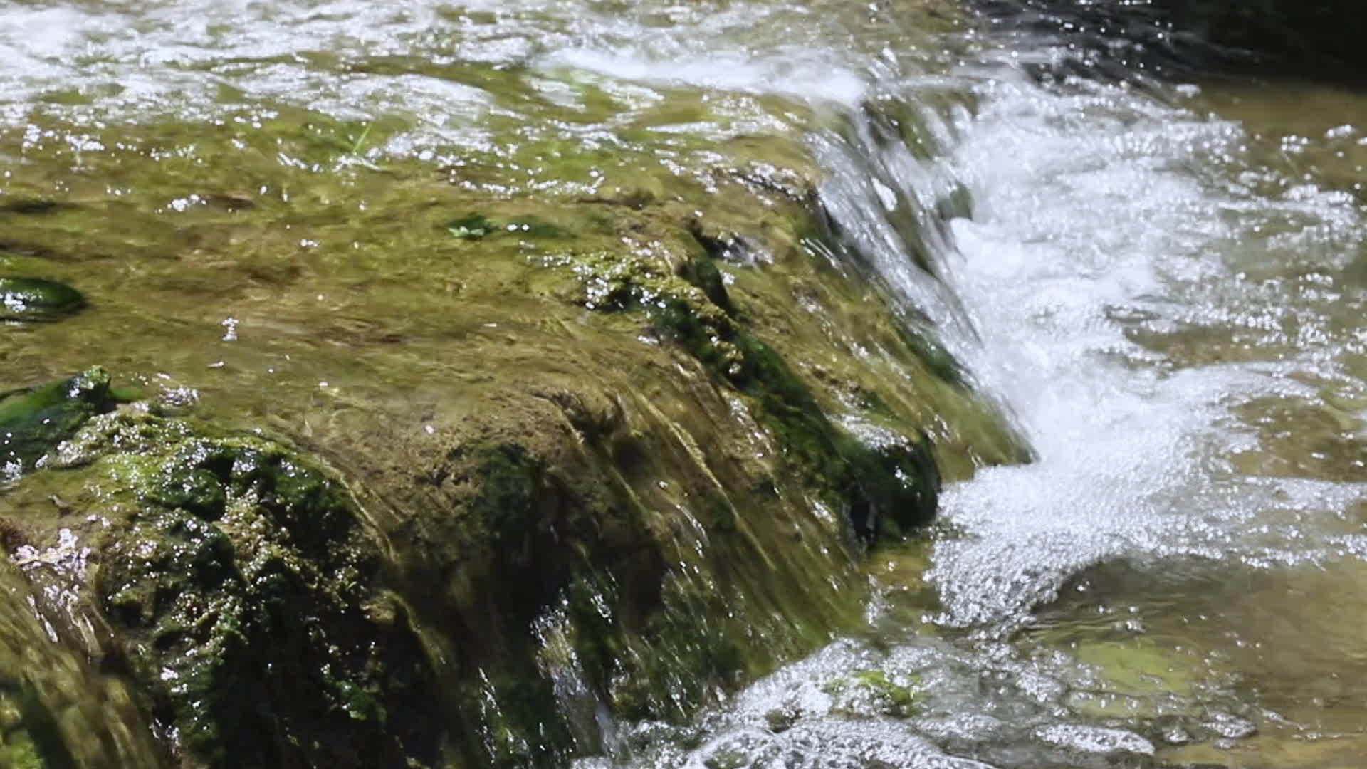 河水从石头流下视频的预览图