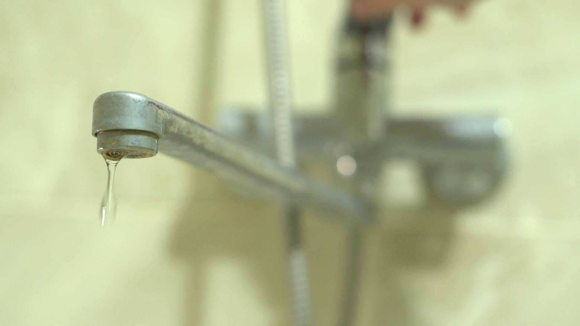 水龙头淋浴器在浴室里滴水视频的预览图