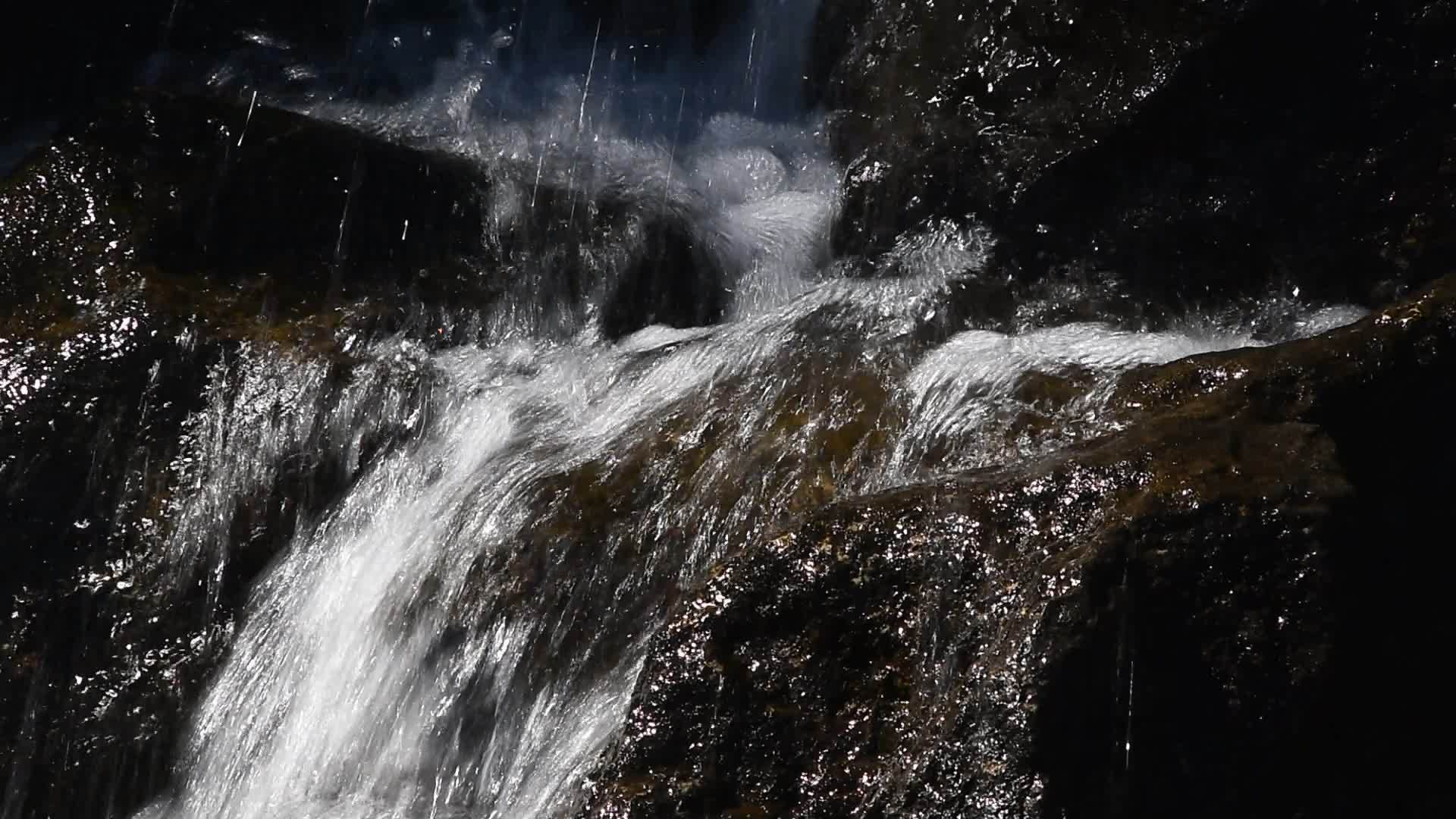 瀑布在岩石上快速流动视频的预览图
