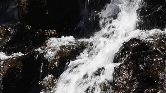 瀑布在岩石上快速流动视频的预览图