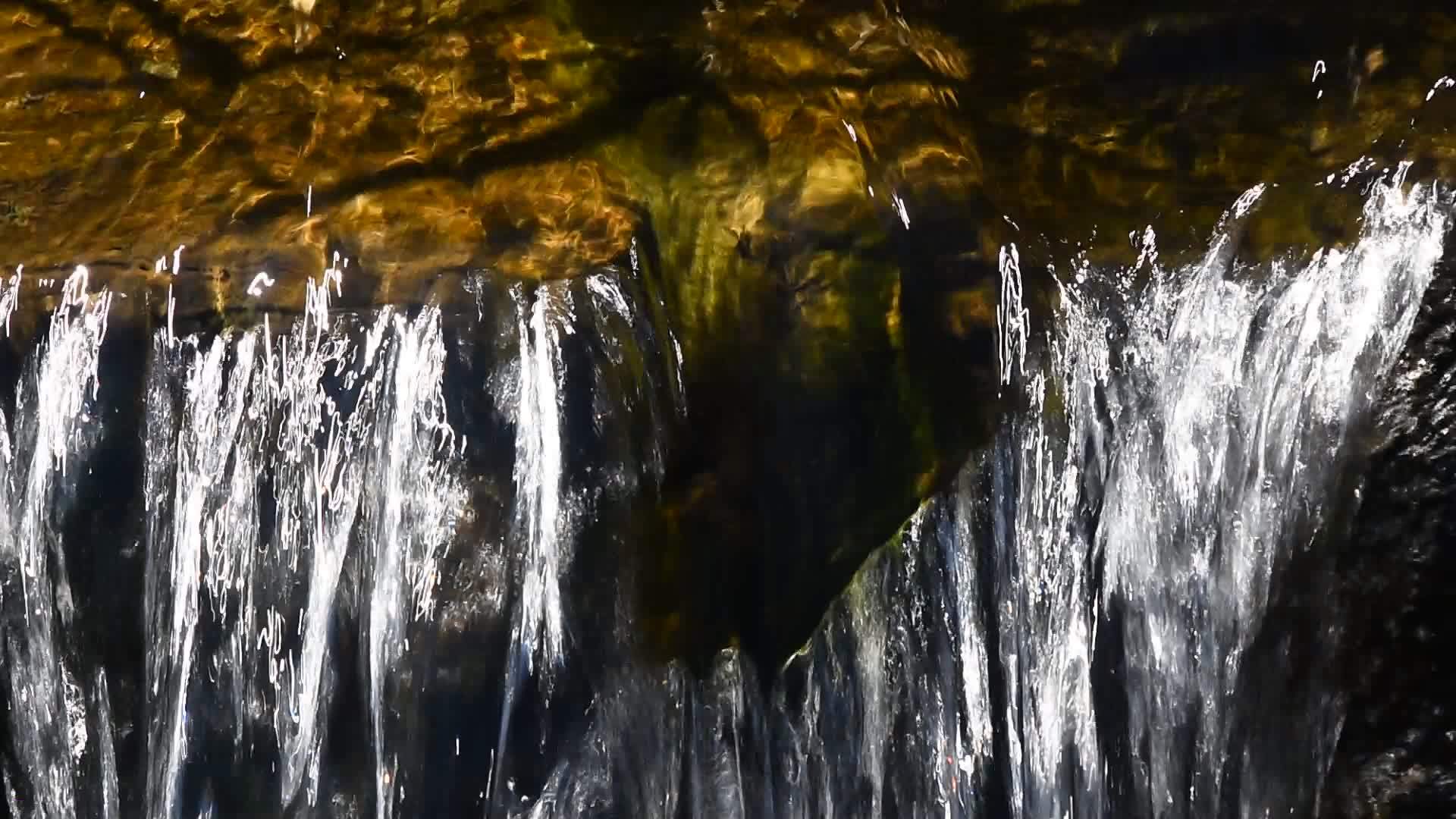 小裂口的溪水视频的预览图