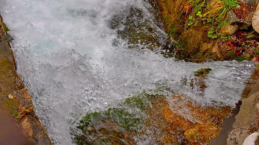 山上瀑布河在60英尺到30英尺之间缓慢流动60英尺到30英尺视频的预览图