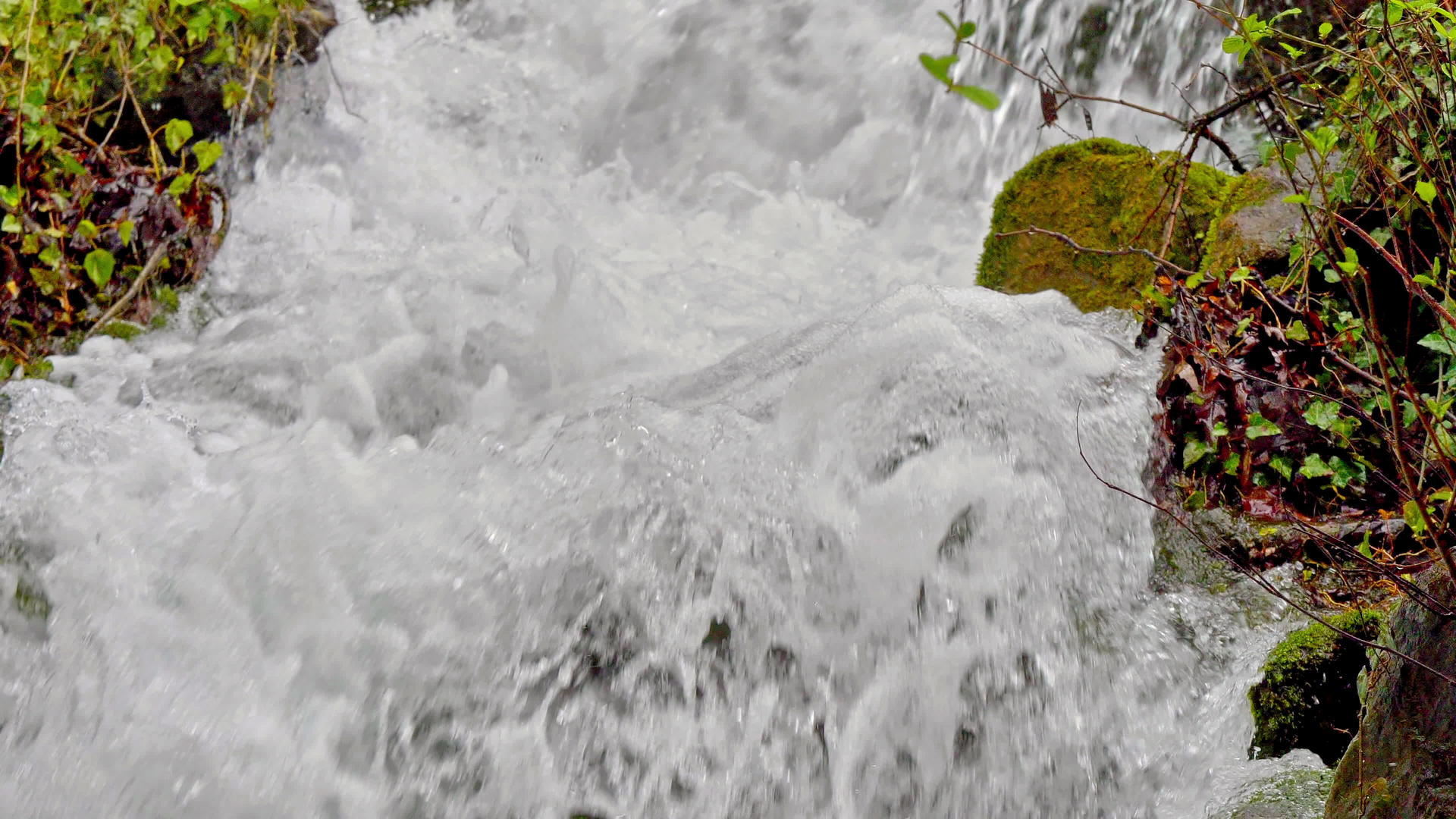 山上瀑布河慢运动4k视频的预览图