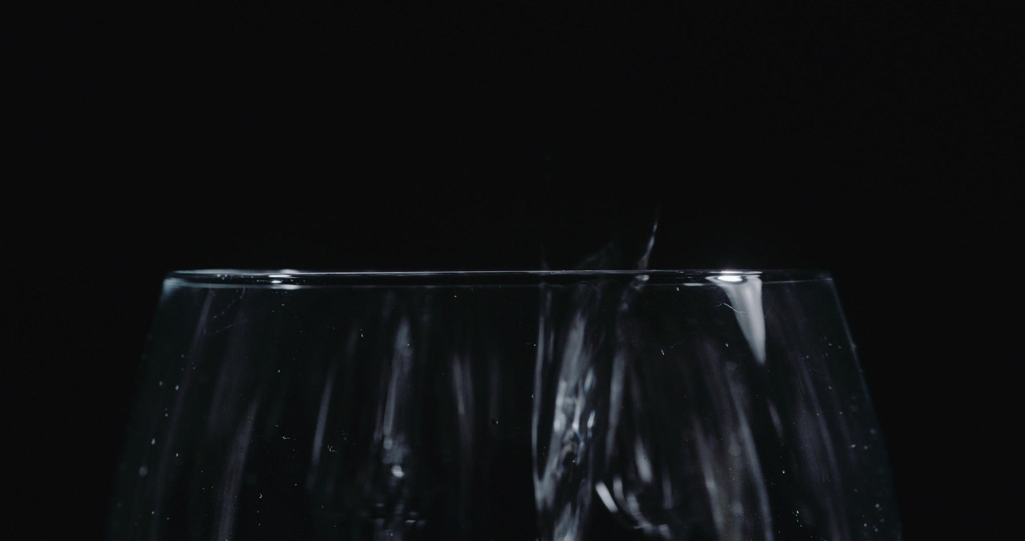 水流入酒杯视频的预览图