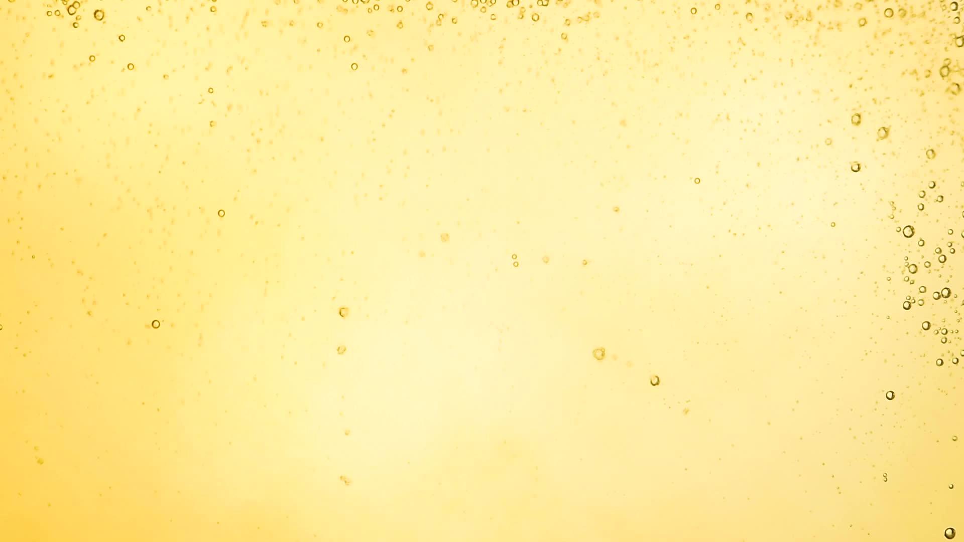 近底背景的黄色苏打水闪亮视频的预览图