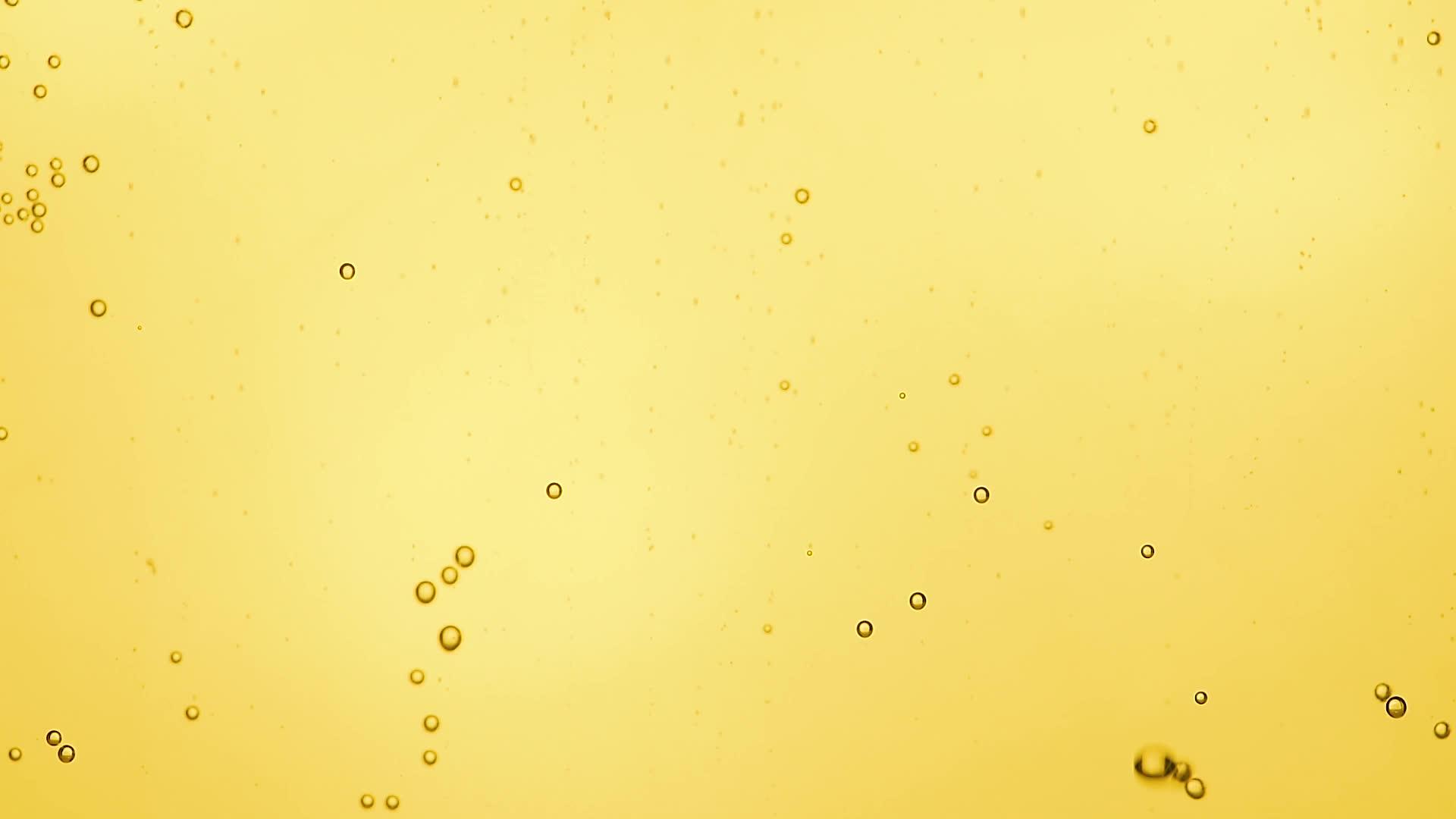 近底背景的黄色苏打水闪亮视频的预览图