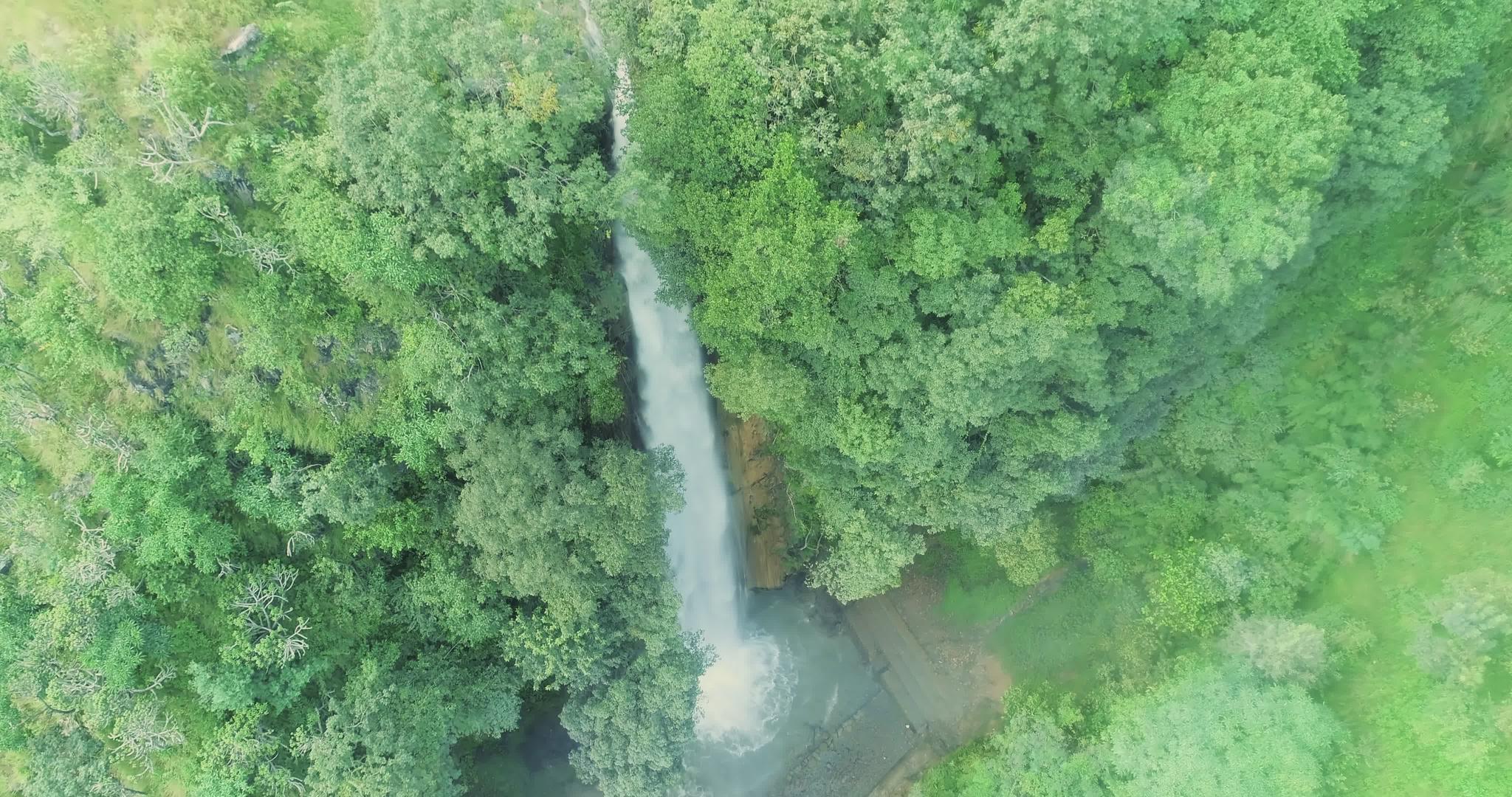 绿树环绕着恰克拉塔乌塔拉汗因迪亚附近的山丘视频的预览图
