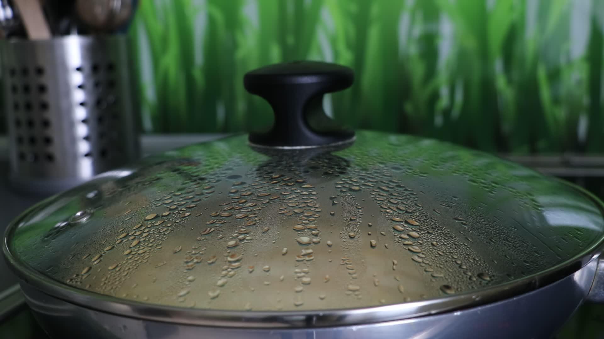 烹饪时水滴在锅的玻璃盖上视频的预览图