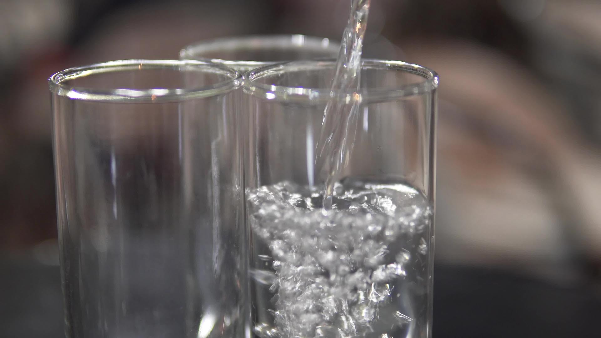 将饮用水倒入玻璃杯中即电影Dof视频的预览图