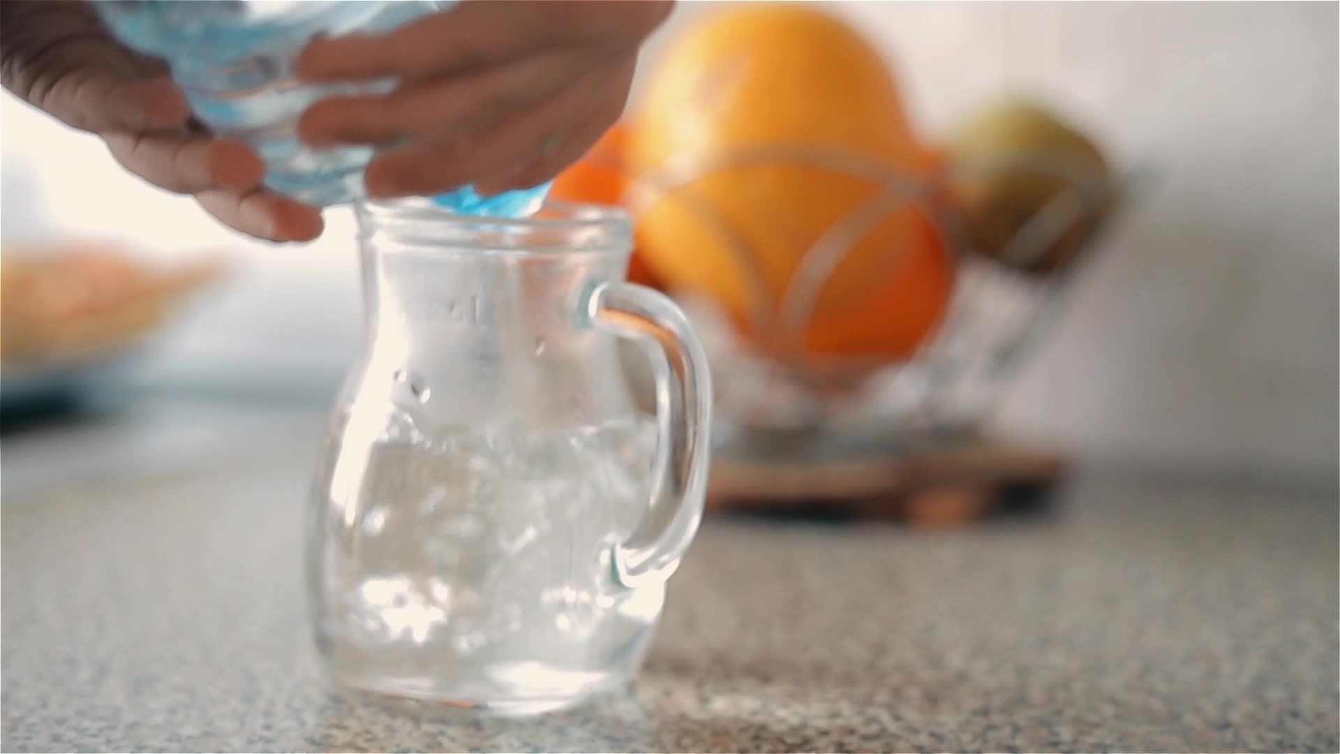 孩子们把一壶干净的饮用水倒进塑料瓶里视频的预览图