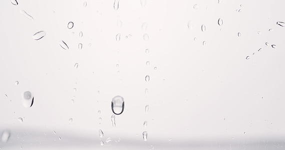 倒入玻璃的水滴视频的预览图