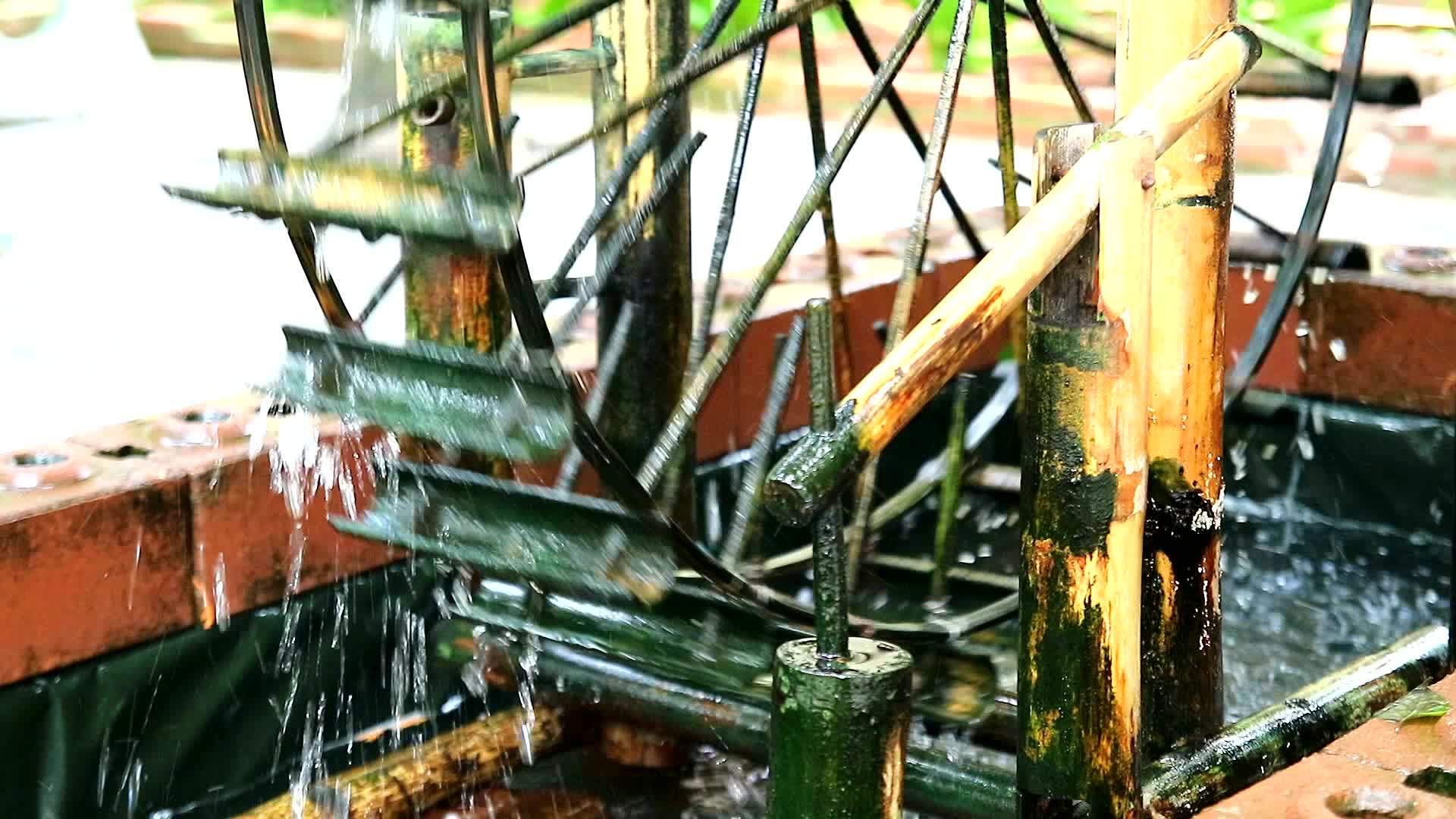 水轮1由花园中装饰的竹子制成视频的预览图