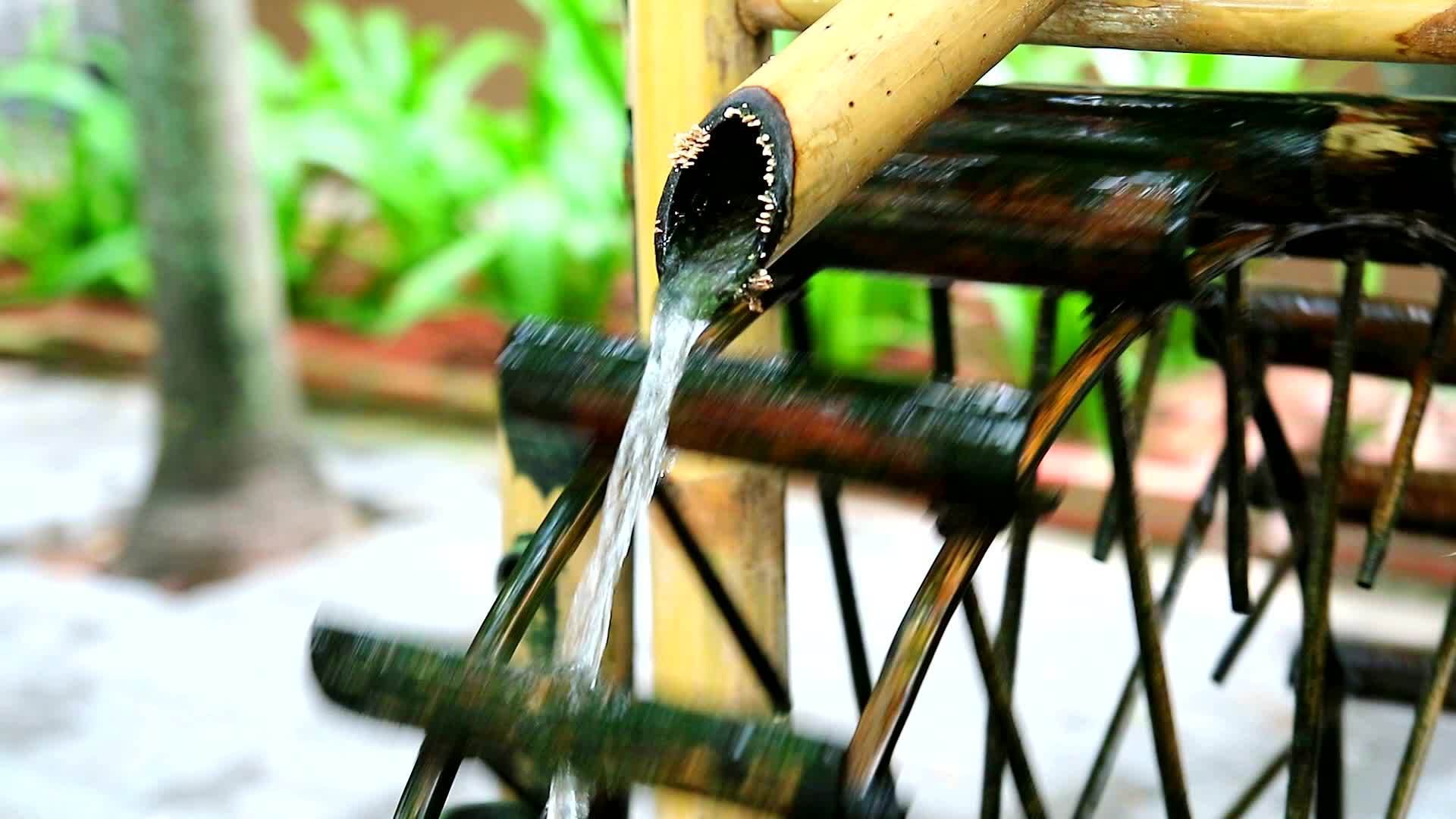 水轮3由花园中装饰的竹子制成视频的预览图