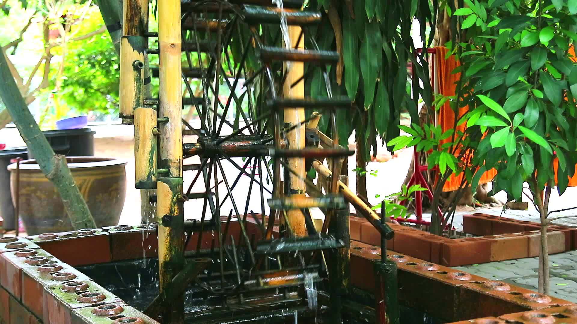 水轮由花园装饰的竹子制成视频的预览图