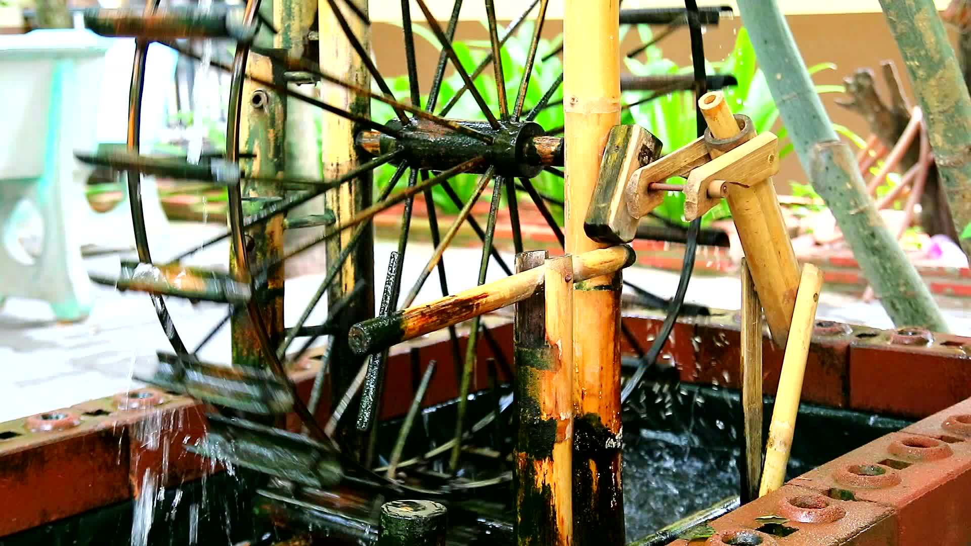 水轮2由花园装饰的竹子制成视频的预览图