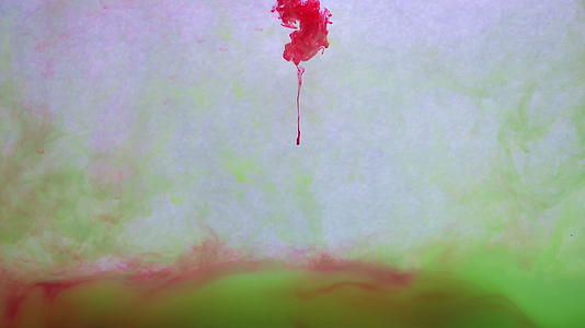 红墨水在多彩的背景水中缓慢移动视频的预览图