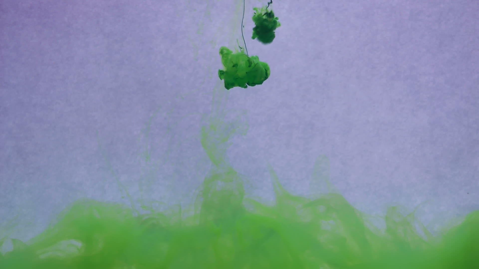 水中的绿色墨水创造了抽象的形状和形状视频的预览图