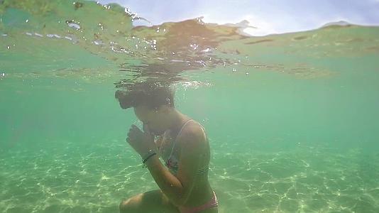 海水中的年轻女孩在海水中螺旋Gopro圆顶半视频的预览图