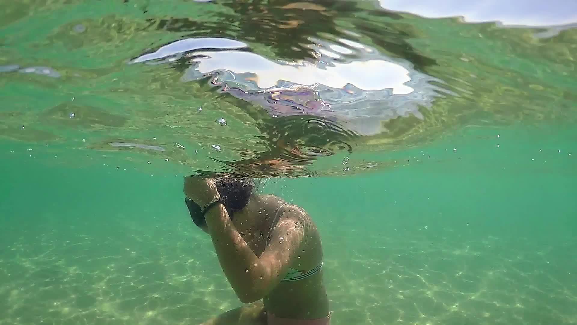 女孩在水下做了一个卷发螺旋Gopro圆顶半水下风景视频的预览图