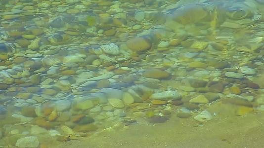 水下石头2视频的预览图