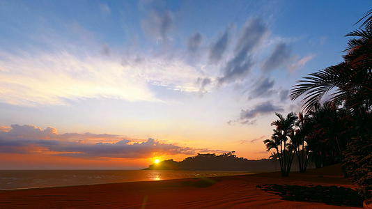 令人惊叹的海滩日落时有红沙视频的预览图