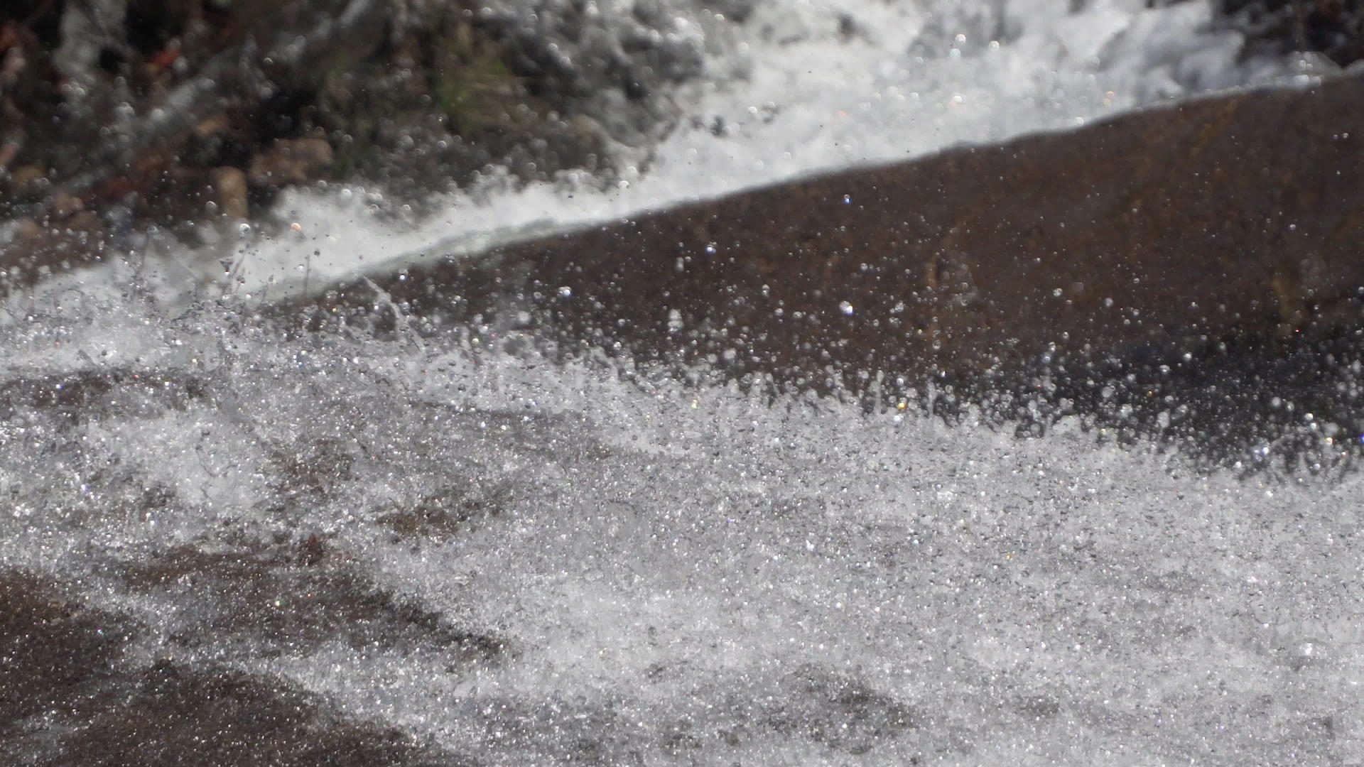 在岩石瀑布上喷水视频的预览图
