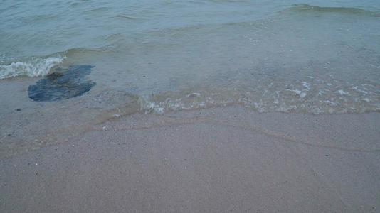 热带海洋景观海浪与海滩相撞水流流入海洋视频的预览图